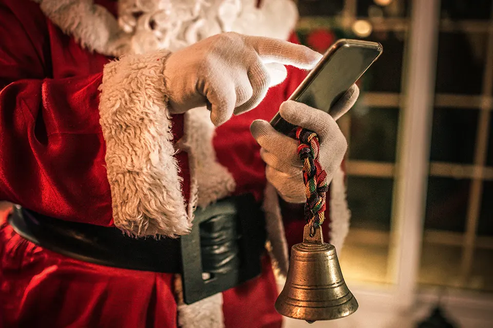 Durante le Feste di Natale 2025 e Capodanno 2026 dimentica la cucina e l’ansia dei preparativi! Lasciati coccolare da noi e goditi tutto il calore e l’affetto che le feste portano perché alla cucina ci pensiamo noi. Ordina il Menu da Asporto, pensa a decorare la tavola e mettiti comodo con amici e parenti senza rinunciare al gusto dei nostri piatti.