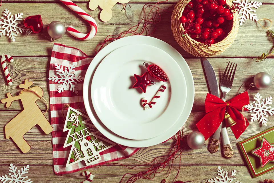 Dopo 2 giorni di abbuffate passati attorno alle tavolate con amici e parenti il 26 Dicembre 2025 può essere una buona occasione per lasciare da parte pentole, fornelli e regalarsi qualche ora di relax e divertimento con il nostro menu del Pranzo di Stefano nel pieno rispetto delle tradizioni.