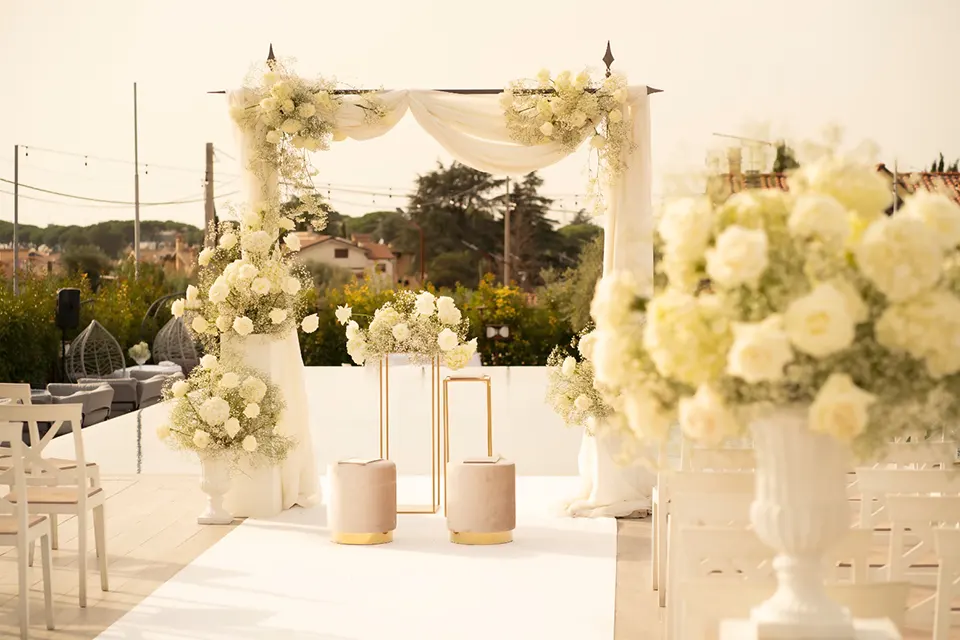 La nostra location per matrimoni ai Castelli Romani è il luogo ideale per celebrare cerimonie all’aperto, aperitivi al tramonto e ricevimenti sotto le stelle.